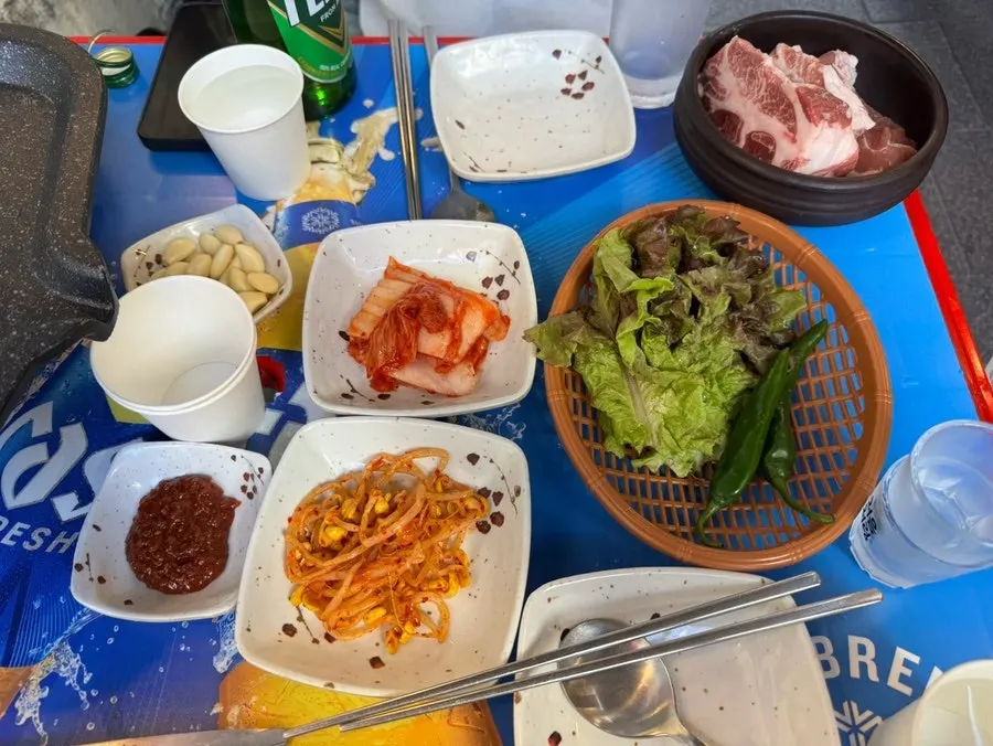 멍석집 숙성 삼겹살 생고기 접시