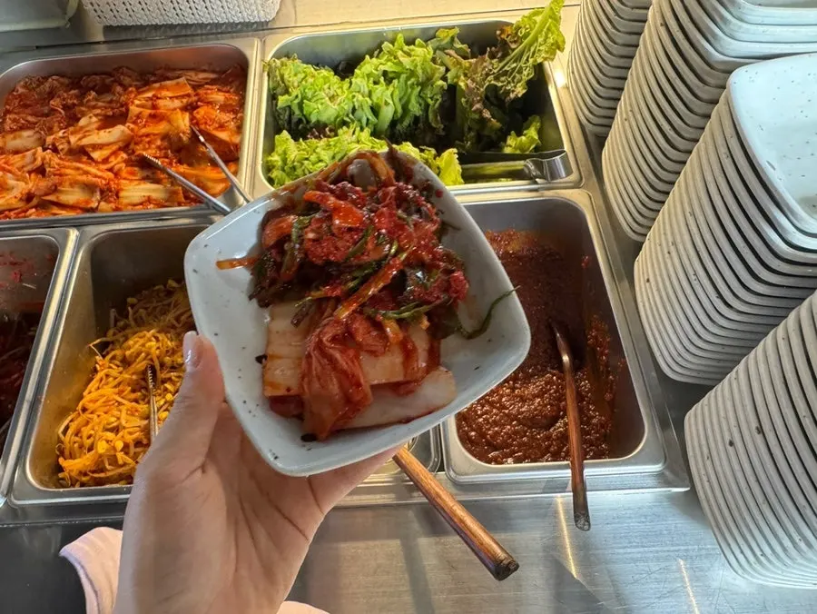 멍석집 테이블에 놓인 고기와 소주 맥주