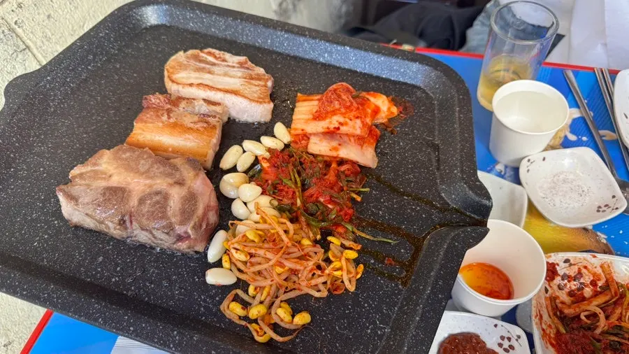불판에서 노릇하게 익는 숙성 삼겹살