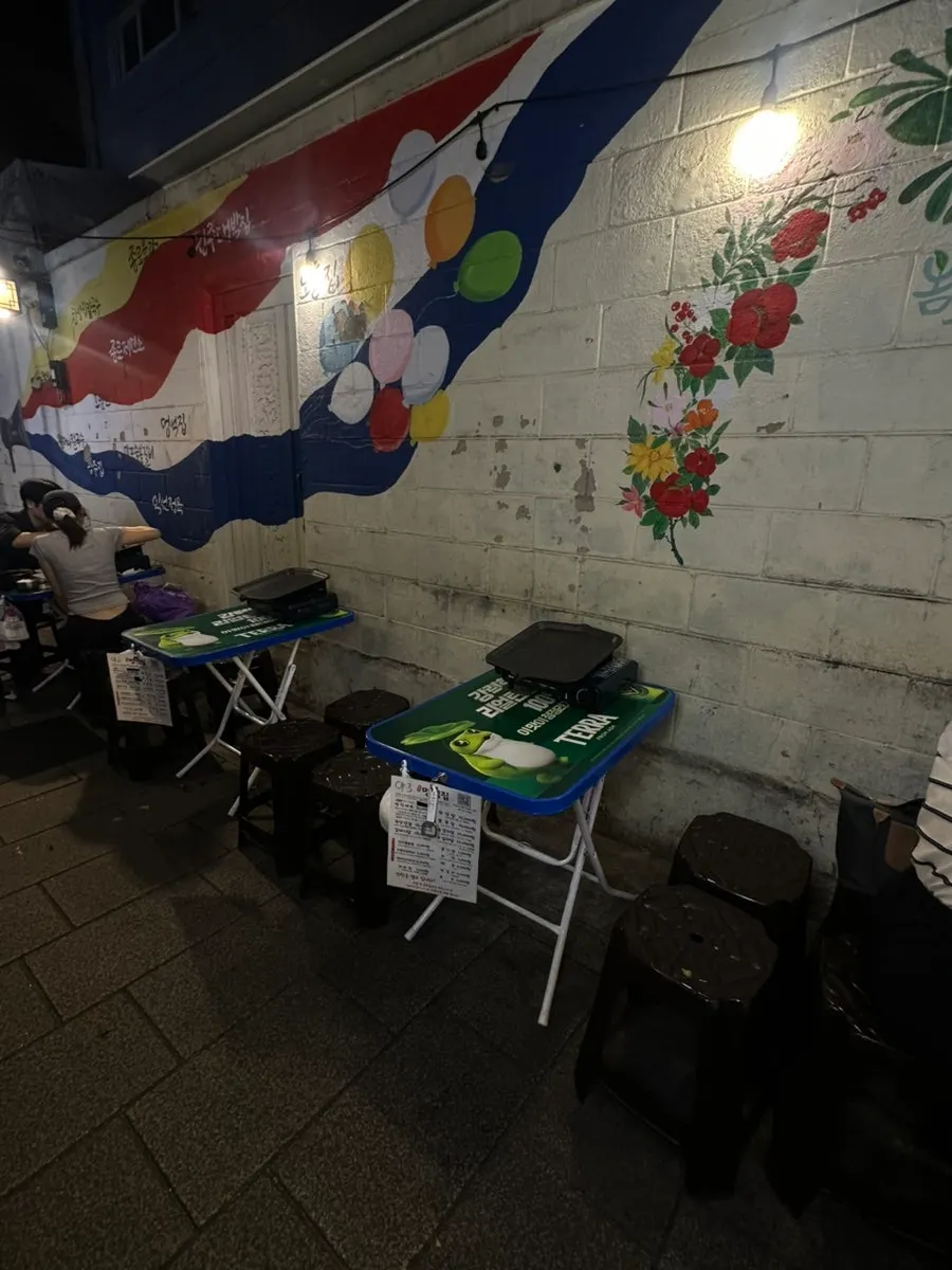 Overview of the outdoor seating area at Meongseokjip Jongno 3-ga Branch