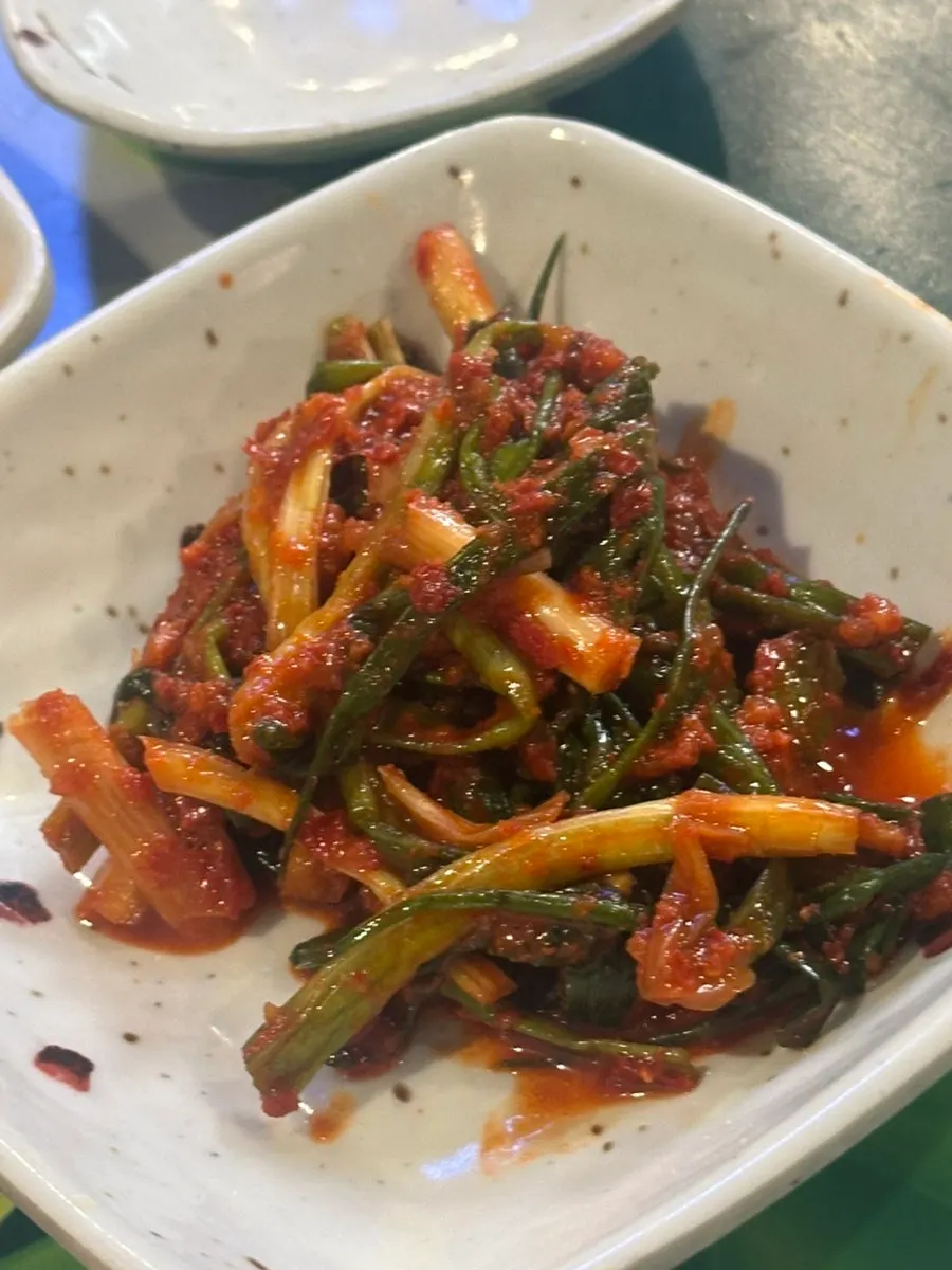 Standard side spread of lettuce, peppers, and garlic
