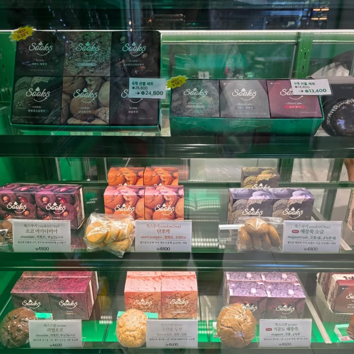 Refrigerated case with various mugwort choco pies
