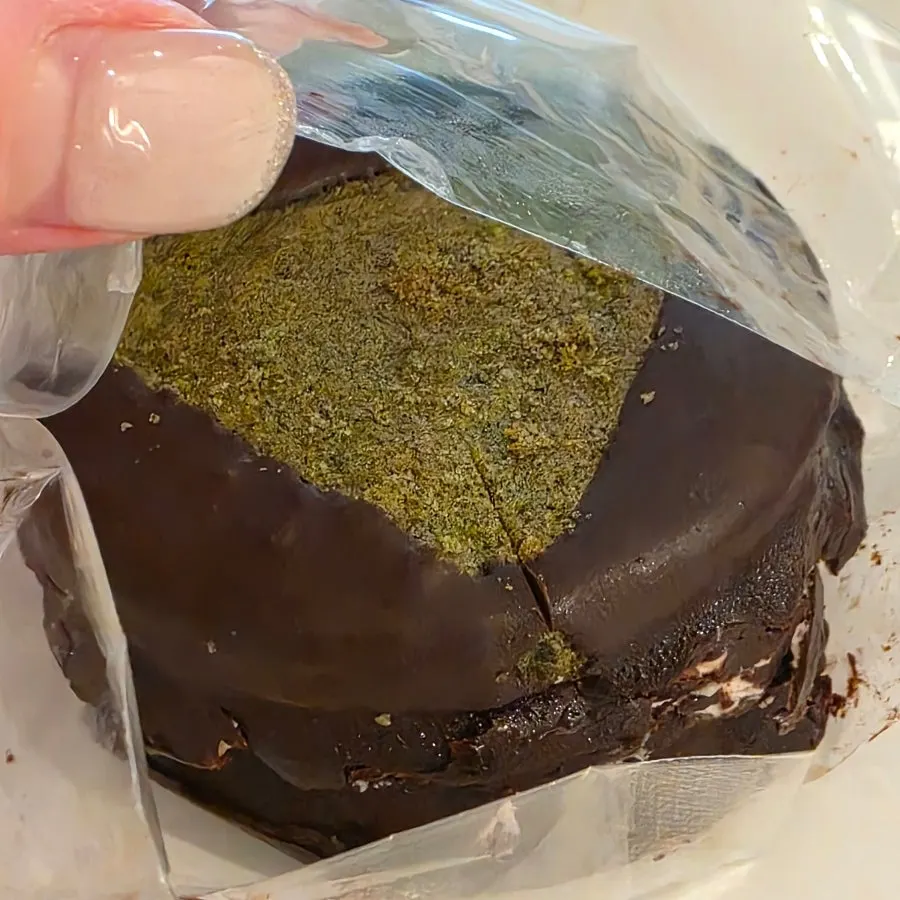 Cross-section of the halved sea-breeze mugwort whole red bean choco pie