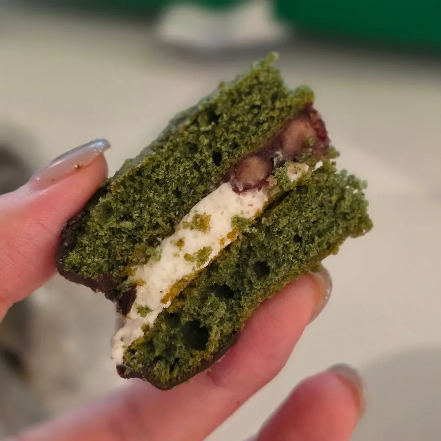 Tasting a bite of the mugwort choco pie