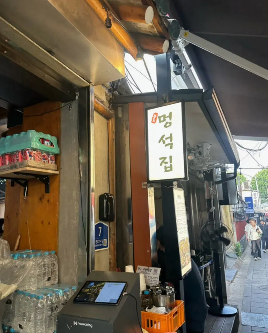 종로3가 골목의 야장 고깃집 거리 풍경
