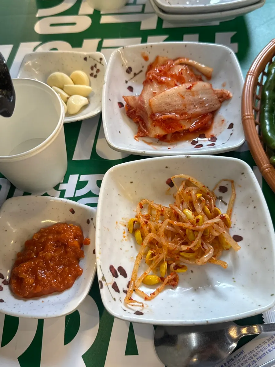 옆 테이블에서 고기 굽는 야장 풍경