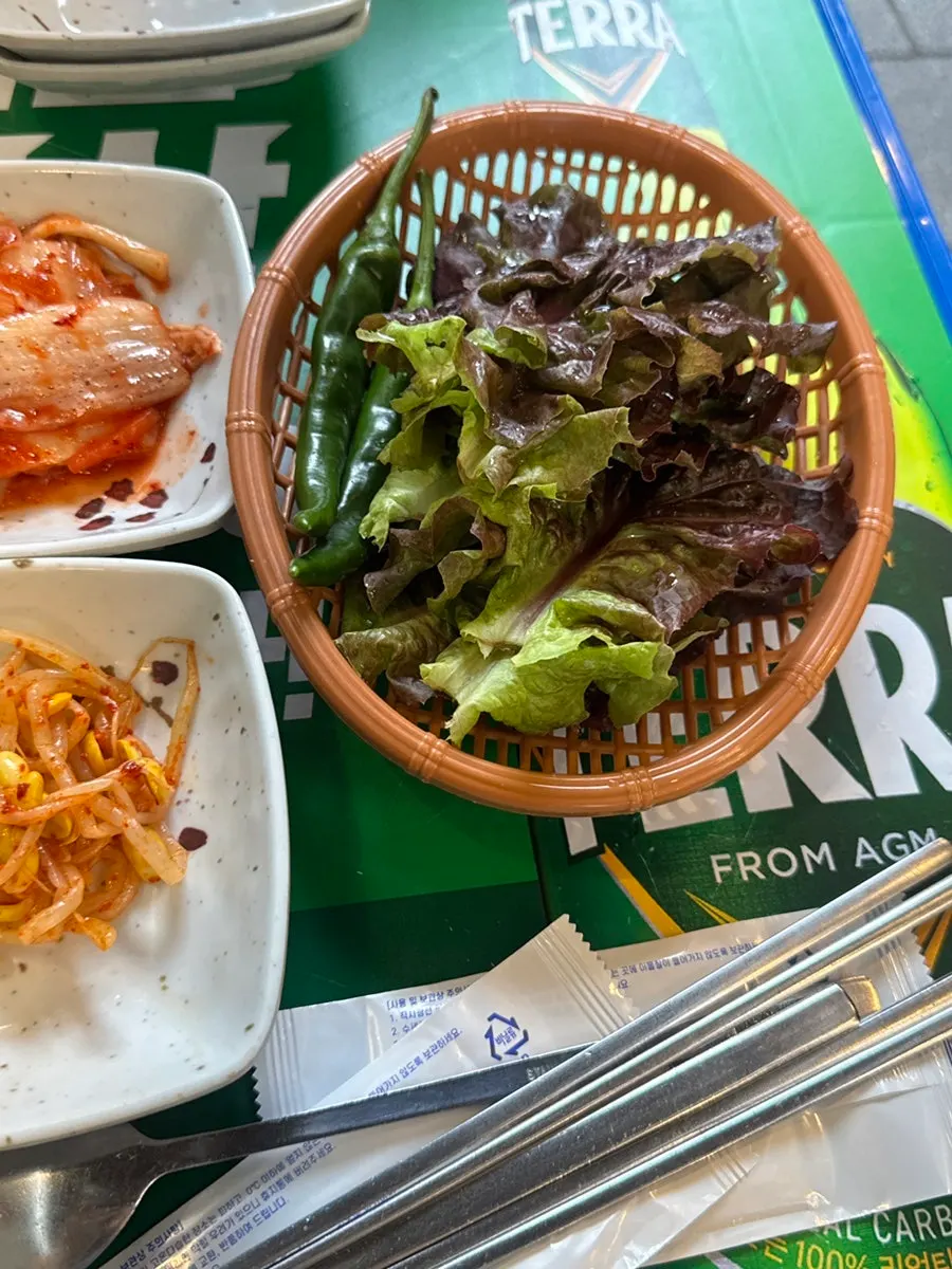 멍석집 야장 자리와 안쪽 좌석
