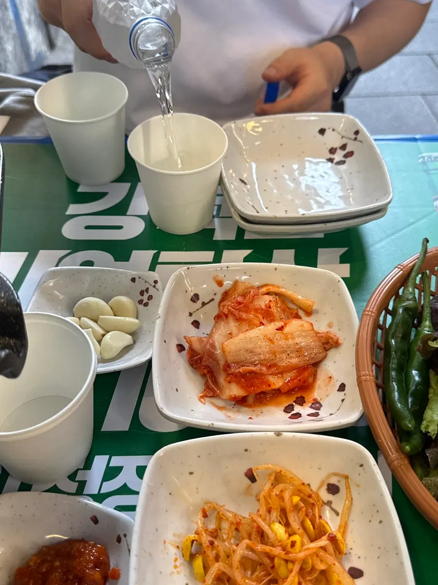 멍석집 실내 좌석 내부 모습