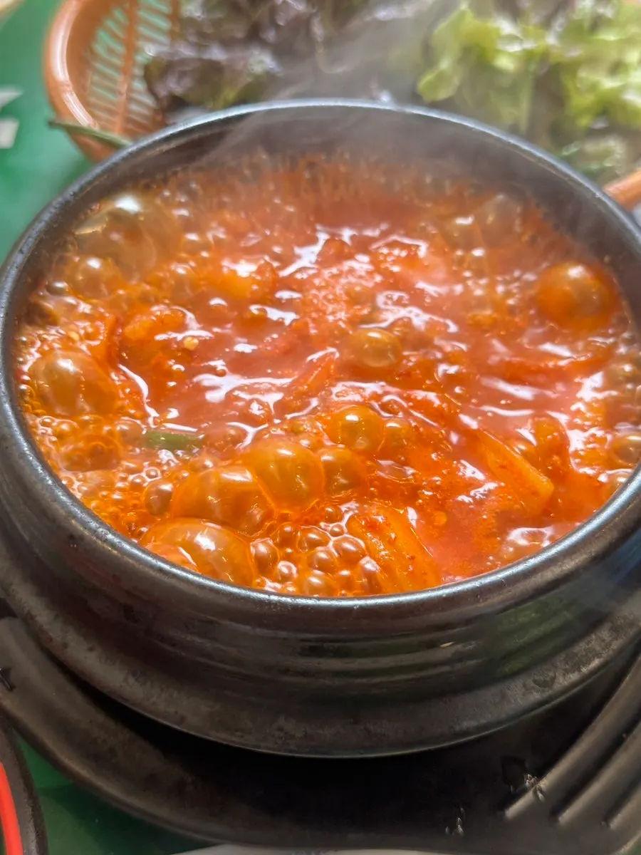 보글보글 끓는 뚝배기 돼지김치찌개