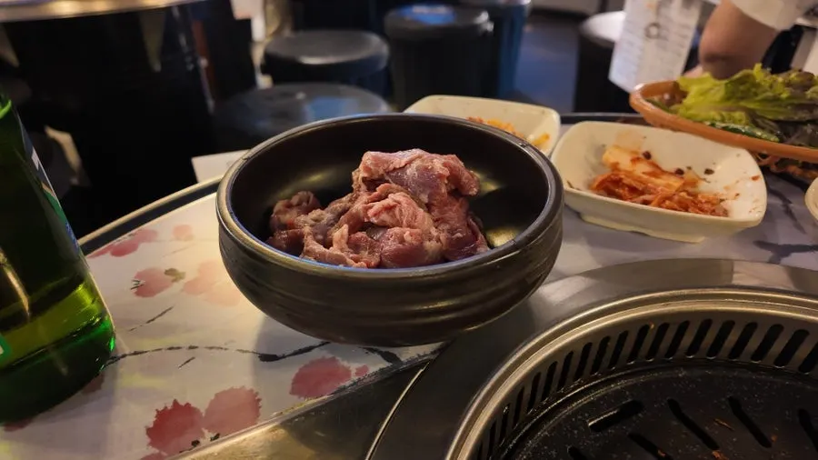 자리를 잡은 멍석집 실내 야장 좌석