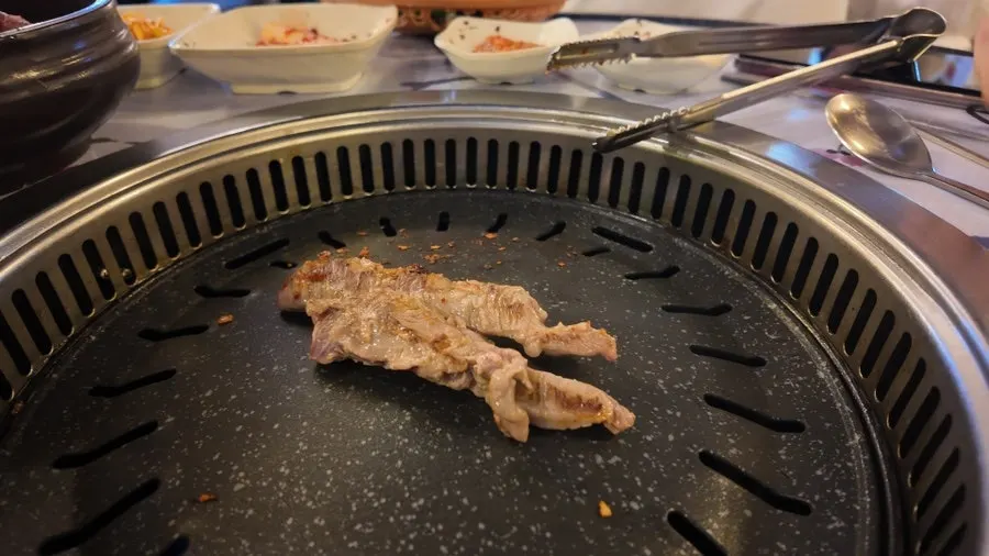 불판 위에서 구워지는 생 갈매기살