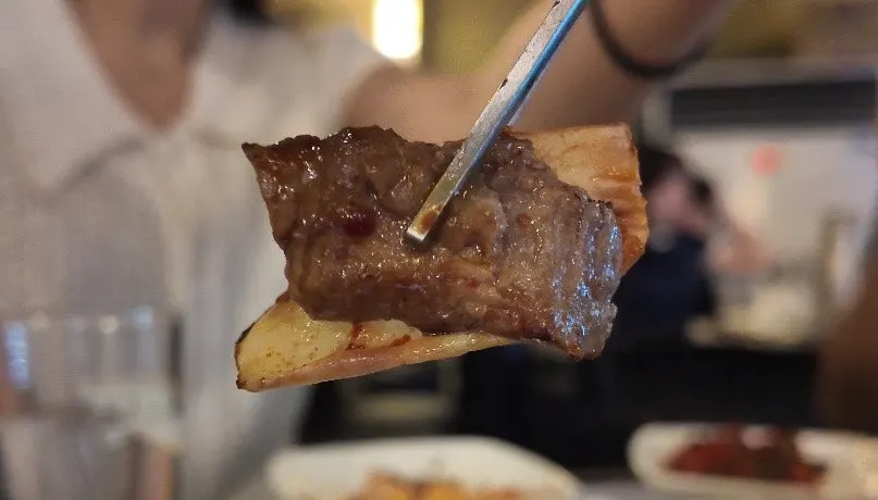양념 없이 집어 든 갈매기살 한 점
