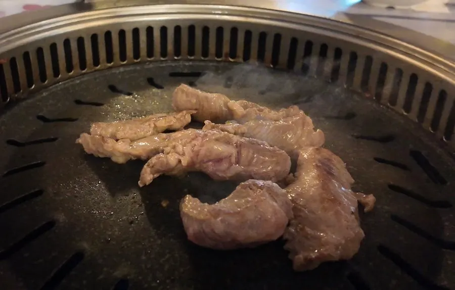 노릇하게 익은 갈매기살 불판 클로즈업