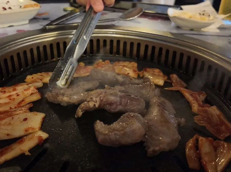 밤바람 맞으며 고기 굽는 테이블 전경