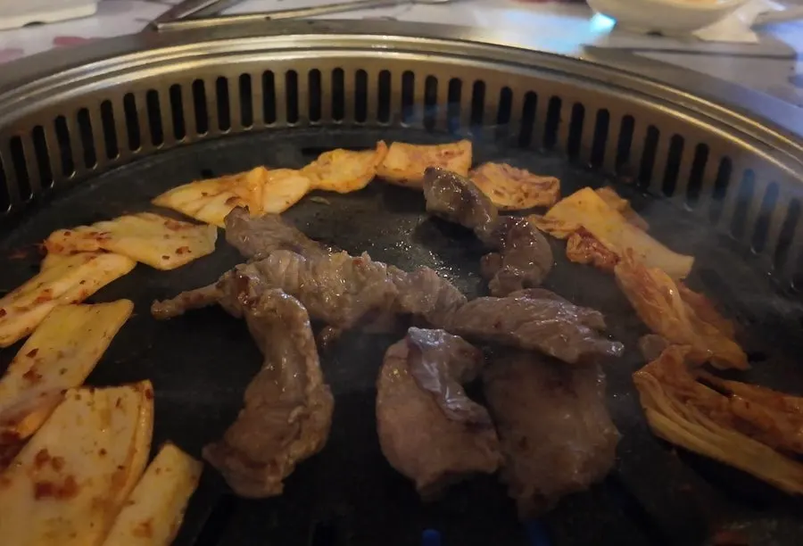 열린 천장 아래 고기 굽는 실내 야장