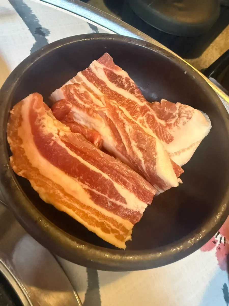 멍석집 숙성삼겹살 2인분 생고기 접시