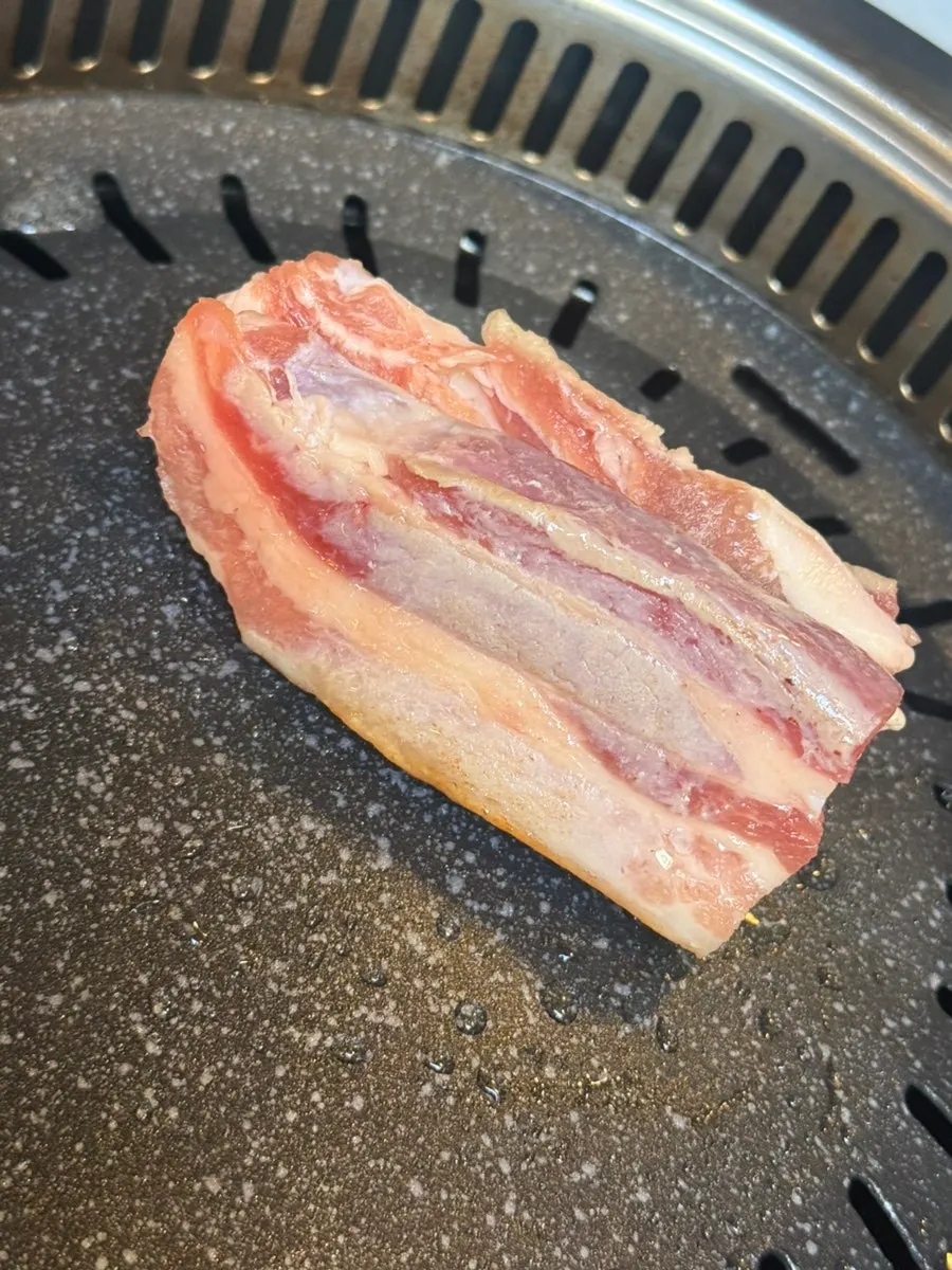 멍석집 삼겹살 상차림과 밑반찬