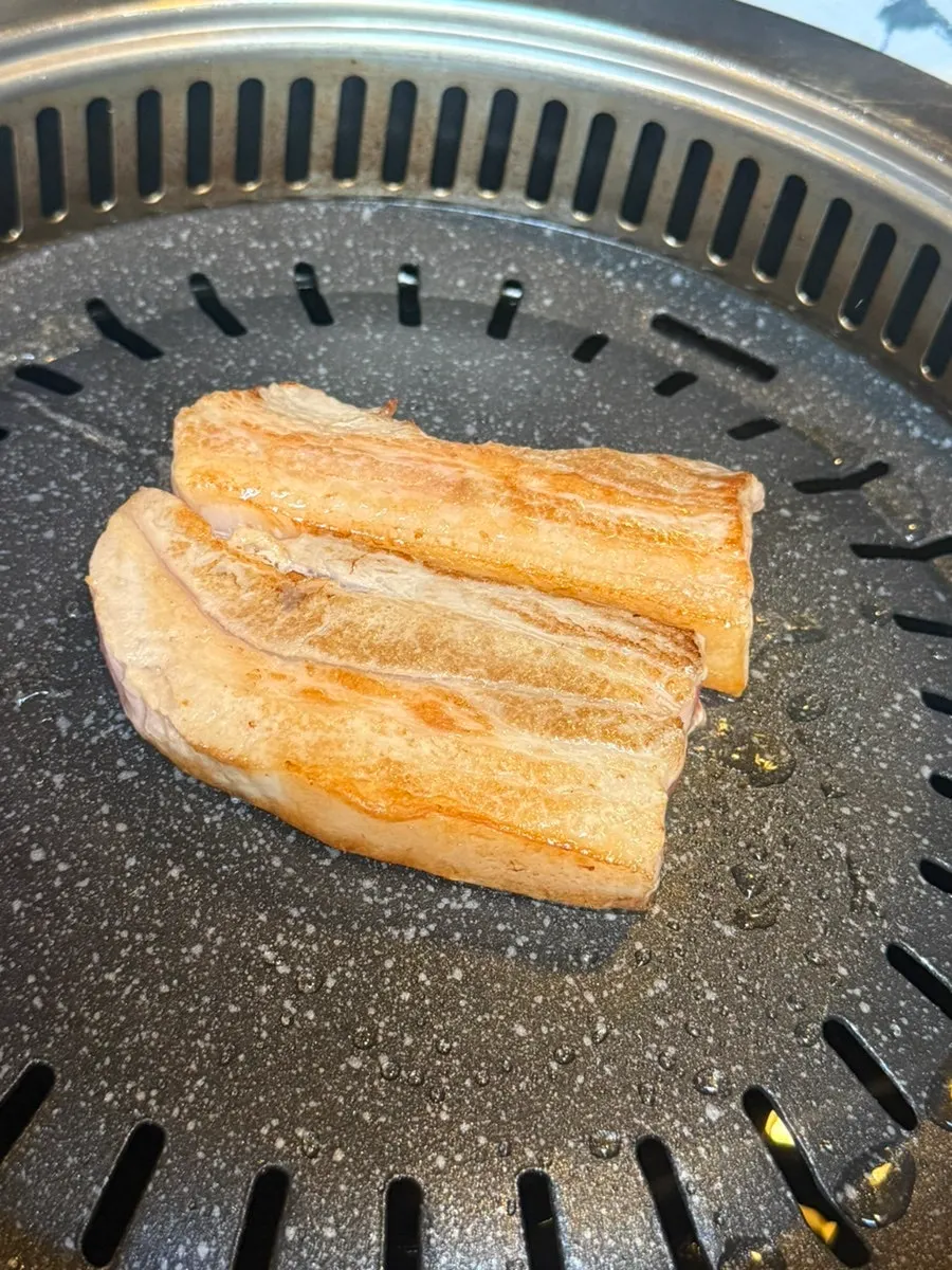 불판에 구워지는 멍석집 숙성삼겹살