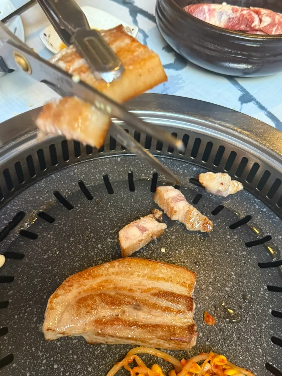 노릇하게 구워진 삼겹살 한 점