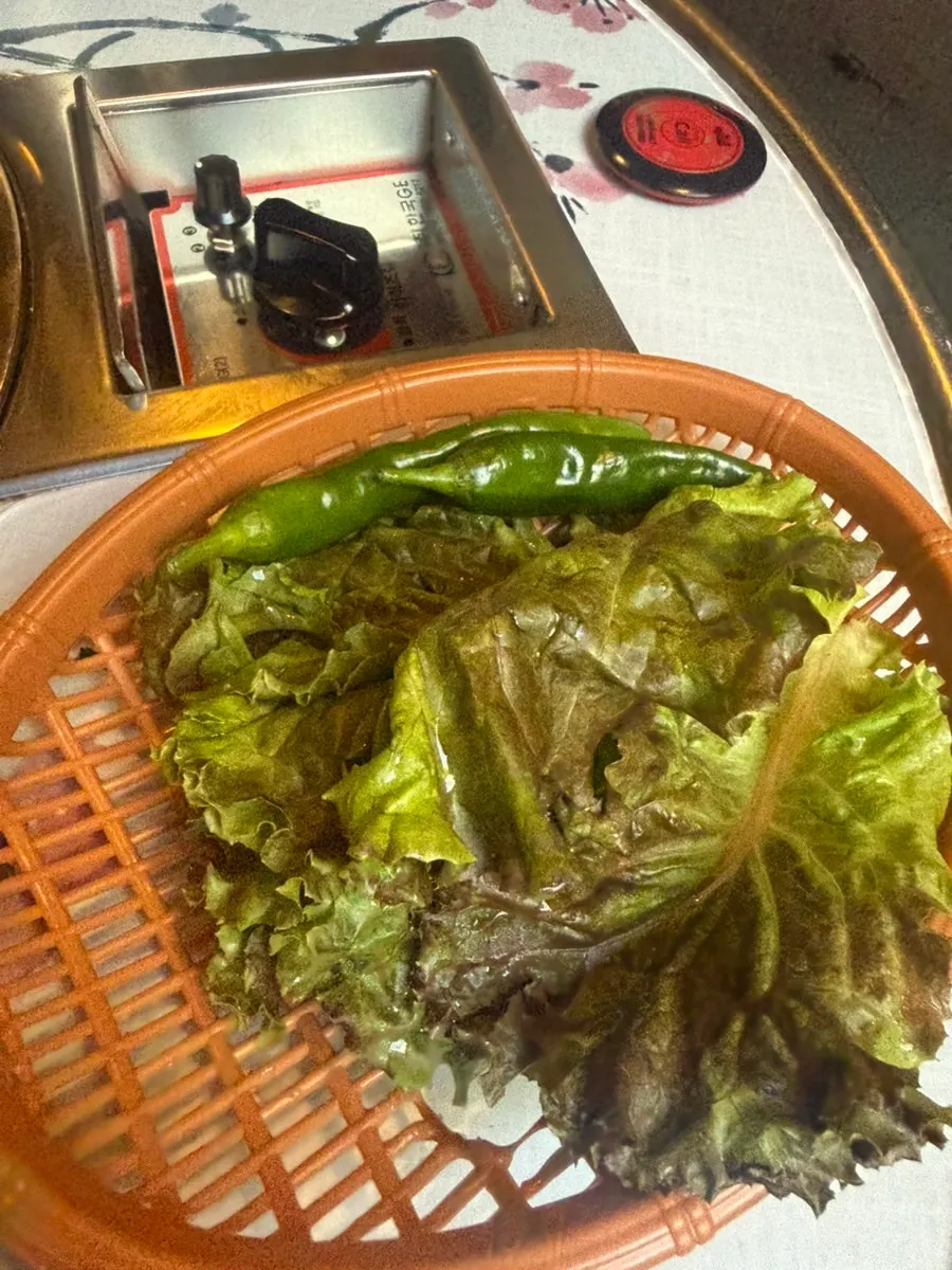 불판에 올린 김치와 콩나물, 파김치