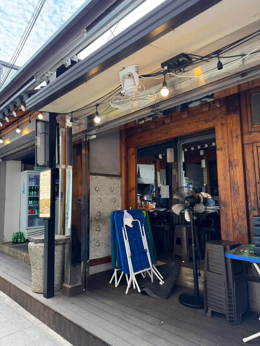 Meongseokjip opening-hours sign and entrance