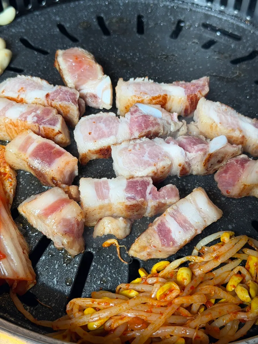 Aged meat served in ceramic bowls