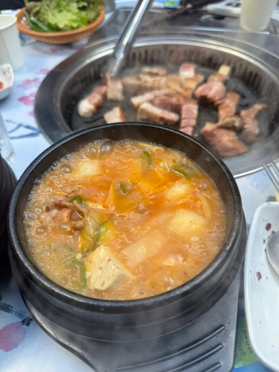 불판에서 익어가는 숙성삼겹살과 꽃목살
