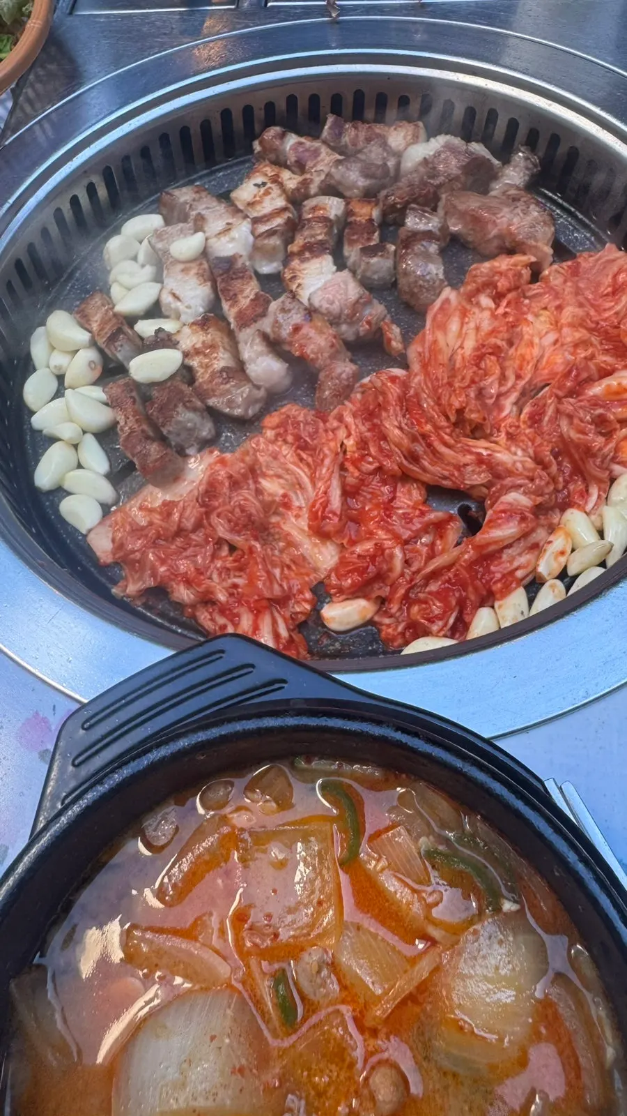 불판에 함께 구운 김치와 마늘