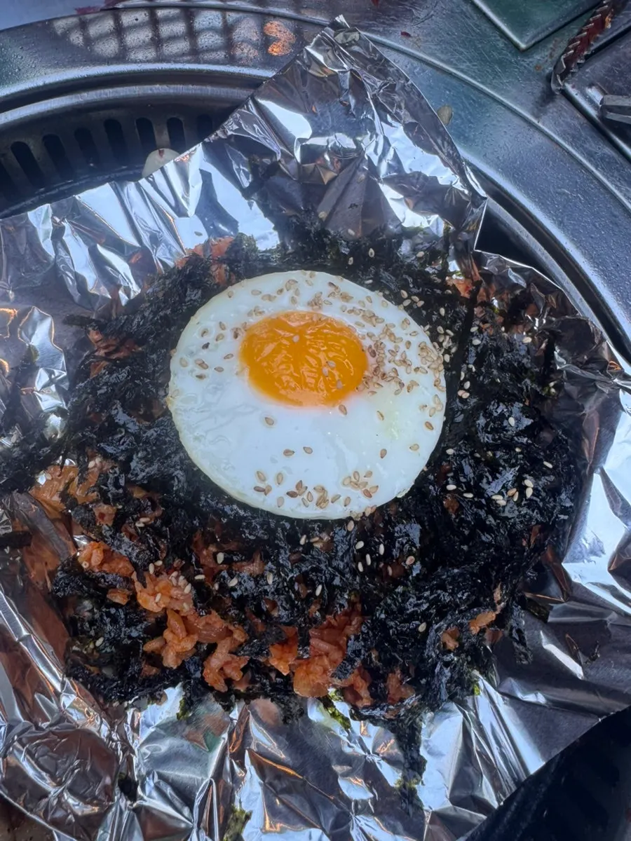 김가루와 반숙 계란프라이를 올린 김치볶음밥