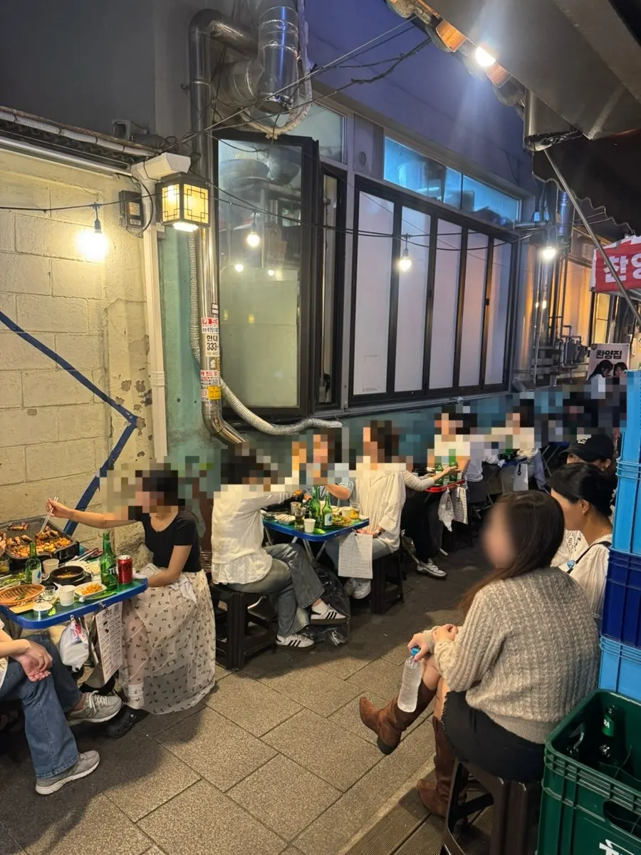 천장이 뚫려 있는 멍석집 실내 좌석