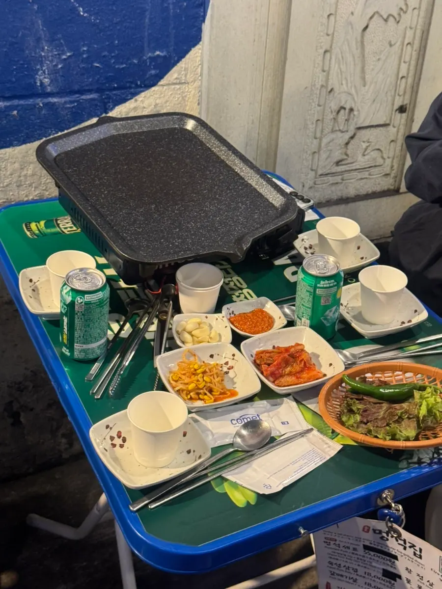 멍석집 야장 외부 좌석 분위기