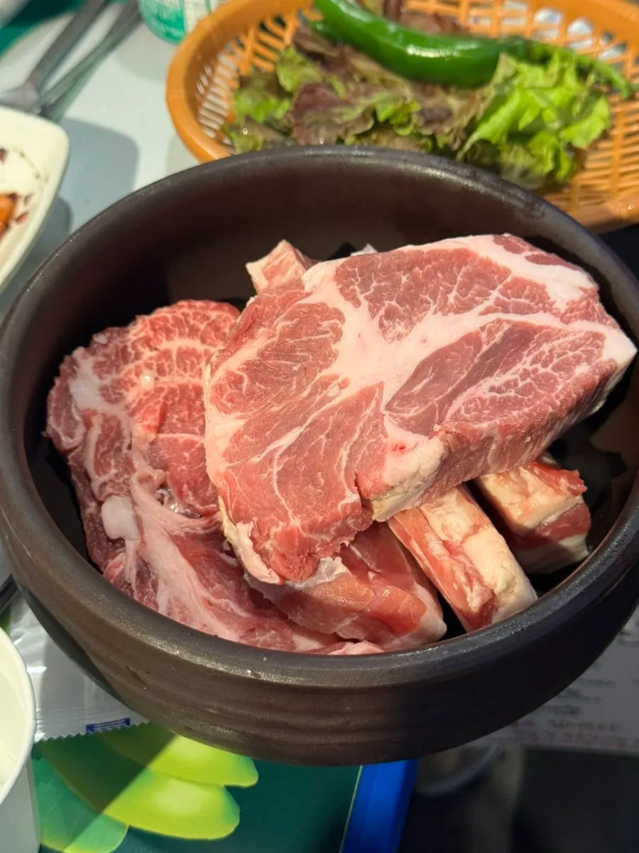 항아리에 담겨 나온 멍석세트와 꽃목살
