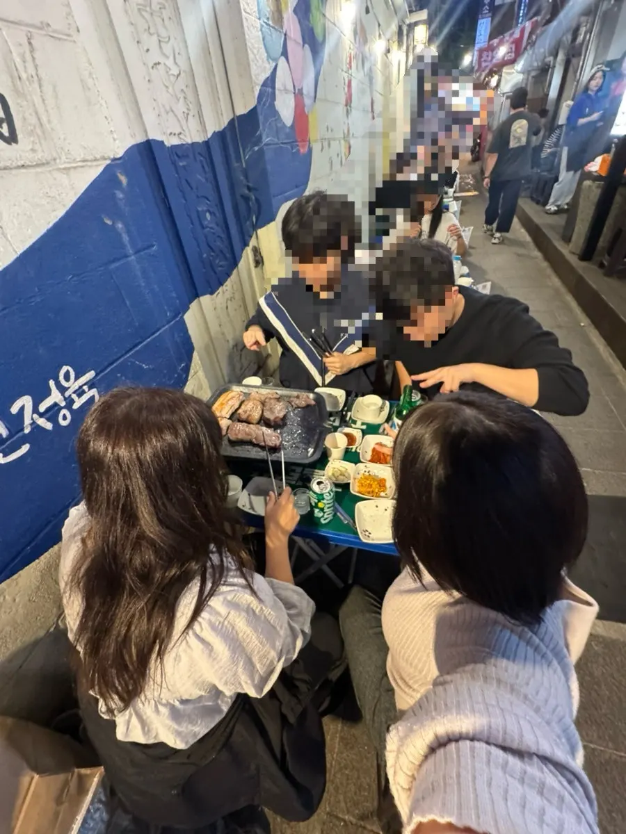 야장 테이블의 소주와 불판