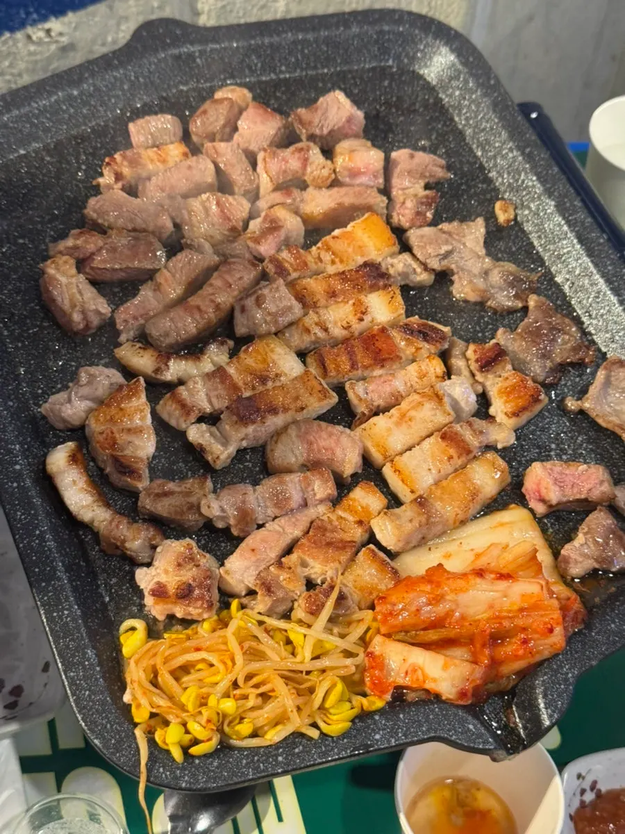 불판에서 익어가는 숙성삼겹살