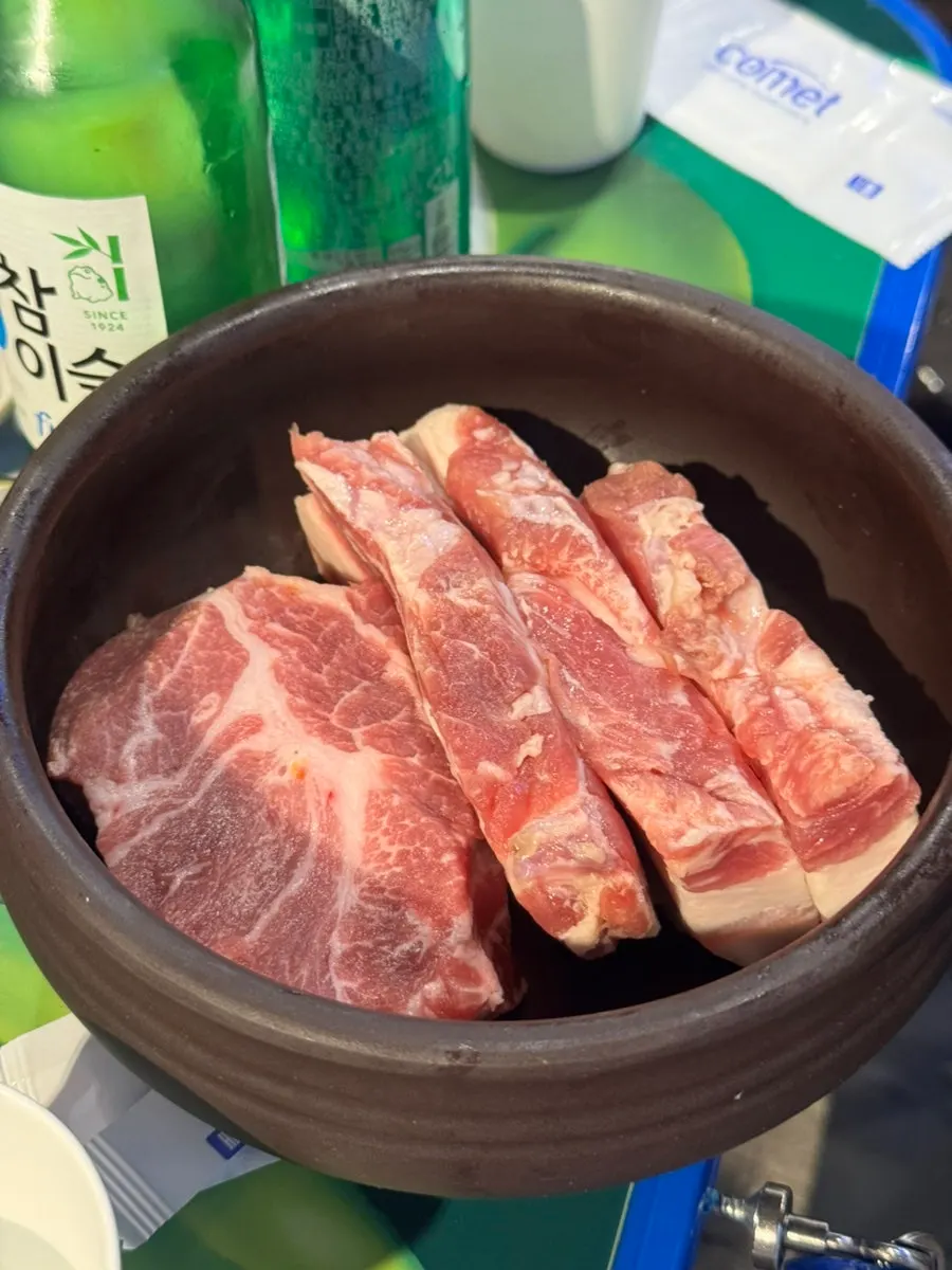 거의 비워진 불판과 소주잔