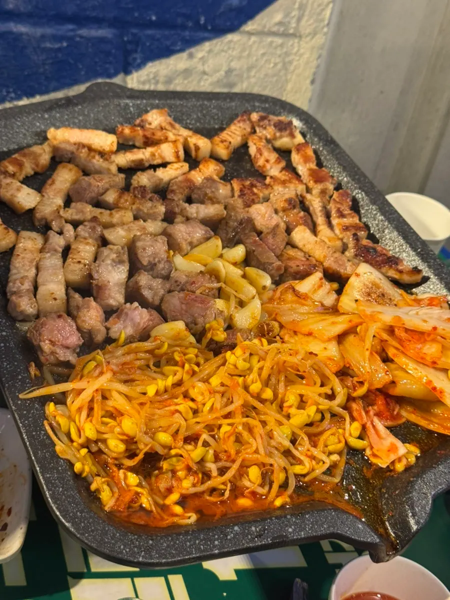 노릇하게 구워진 삼겹살과 사이드 김치