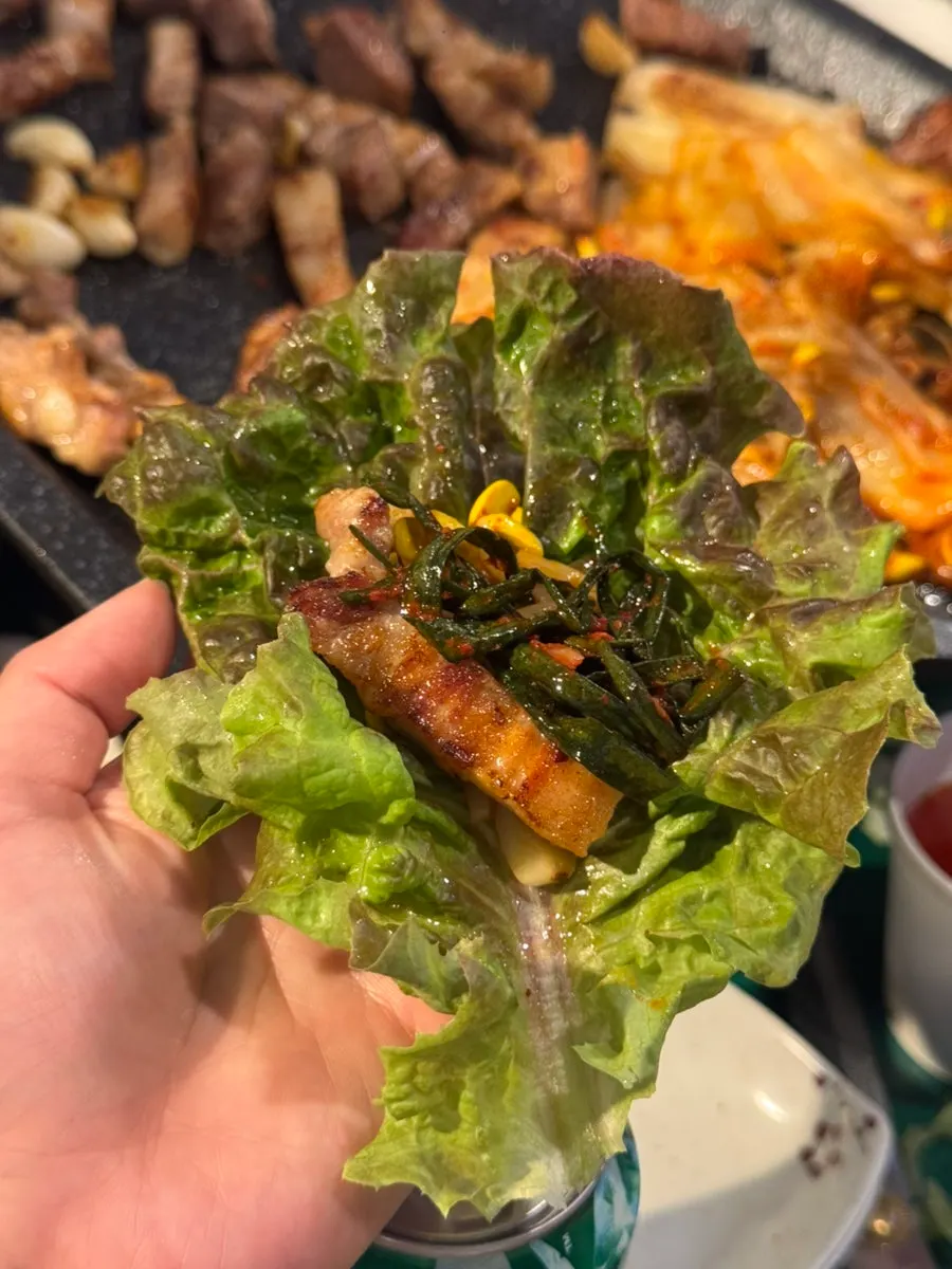 작게 잘라 양이 많아 보이는 구운 고기