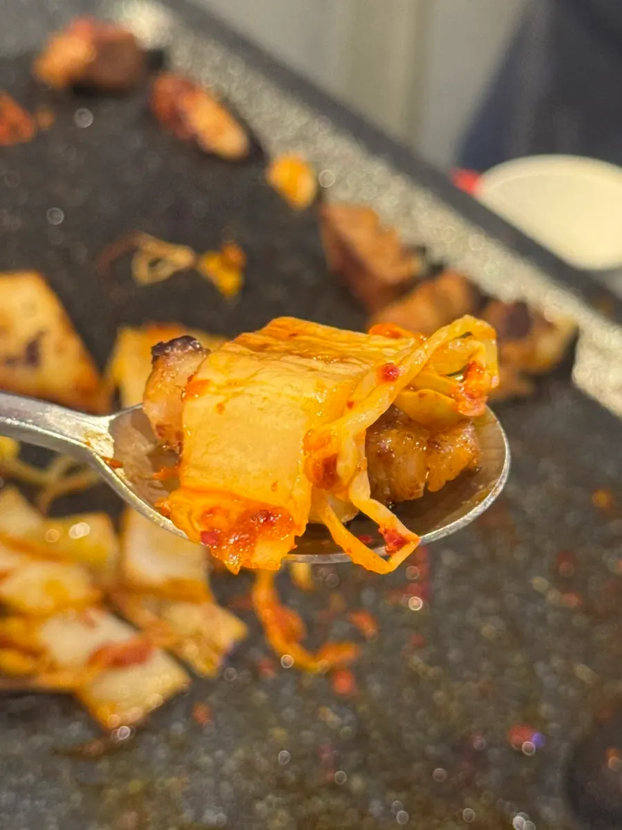 고기와 김치를 올린 상추쌈