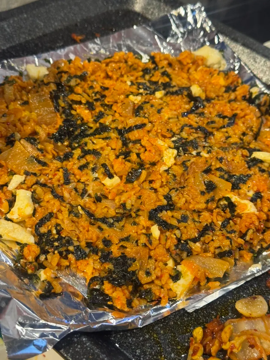 반숙 계란을 올린 김치볶음밥