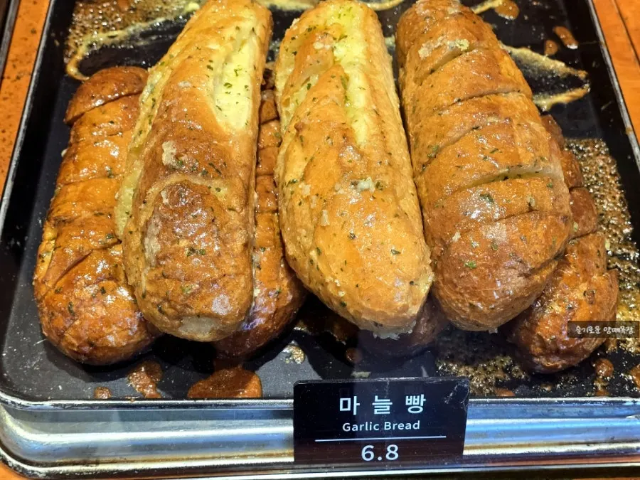 Munhwa Bakery coffee bread and garlic bread