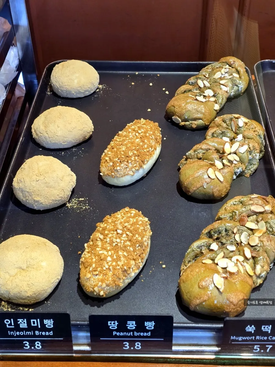 Display of injeolmi bread and peanut bread