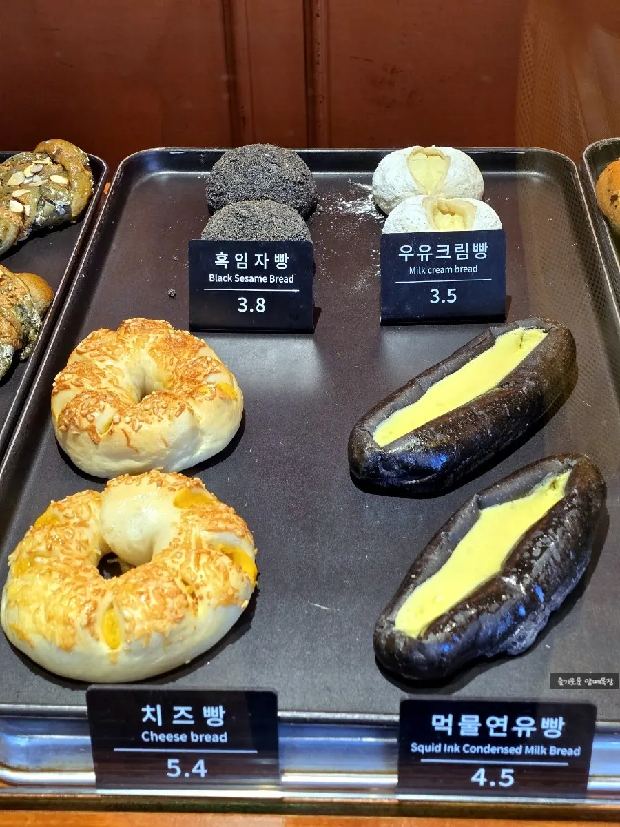 Display of black sesame bread and cream bread