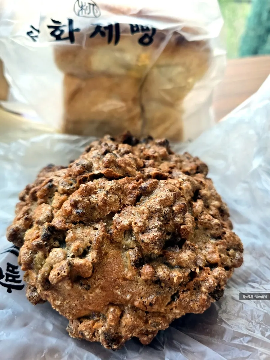 Munhwa Bakery walnut bread topped with walnuts