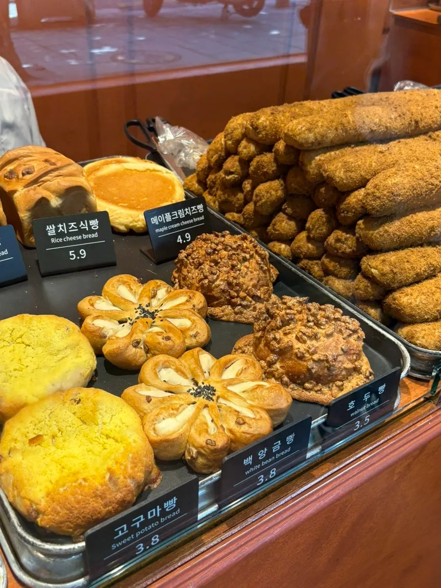 The variety of bakery items at Munhwa Bakery