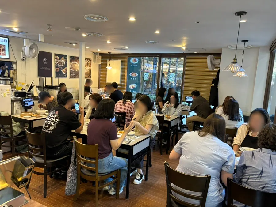 Interior of the 1st floor dining hall at Cheonghwa Uyuk Dosakmyeon