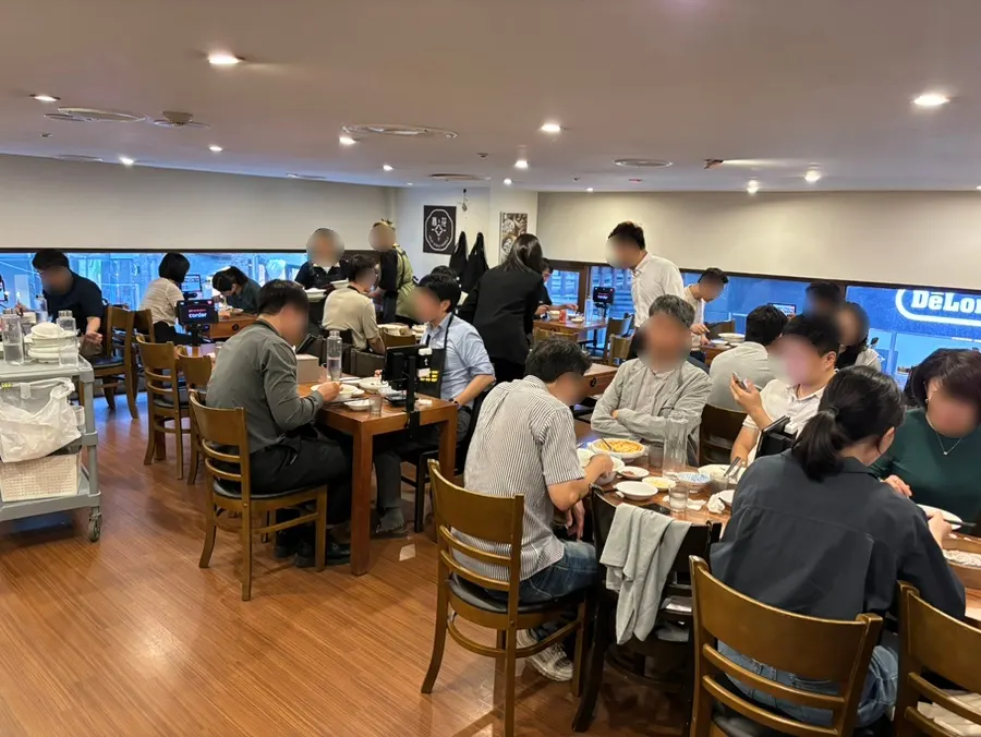 View of the 2nd floor seating at Cheonghwa Uyuk Dosakmyeon