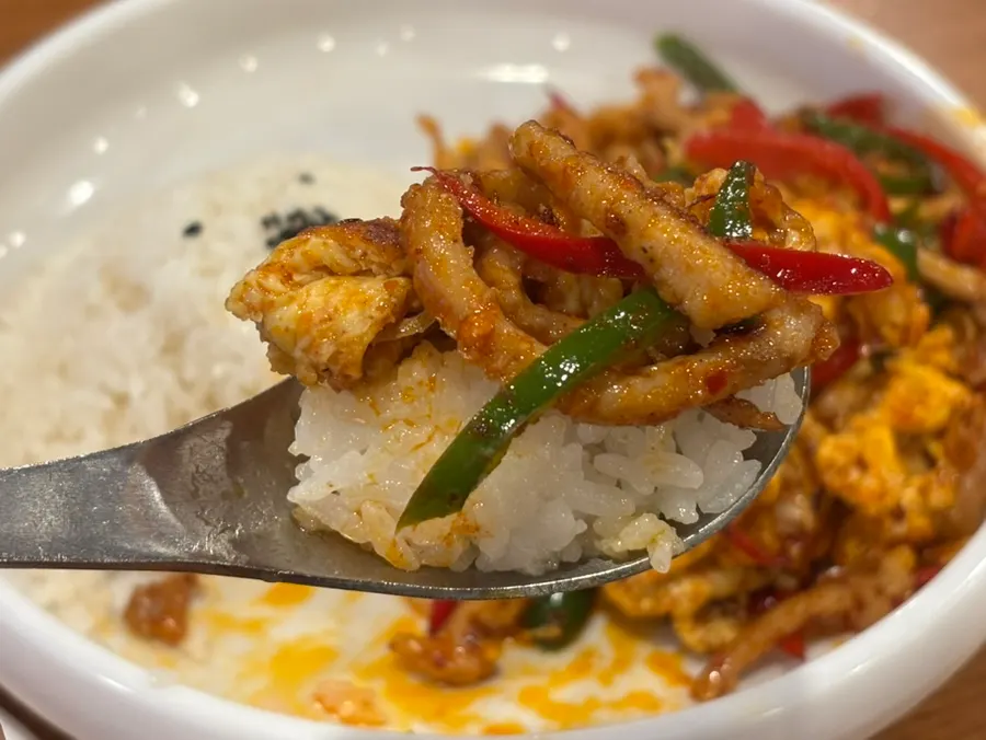 Mixing the tiger stir-fry rice bowl