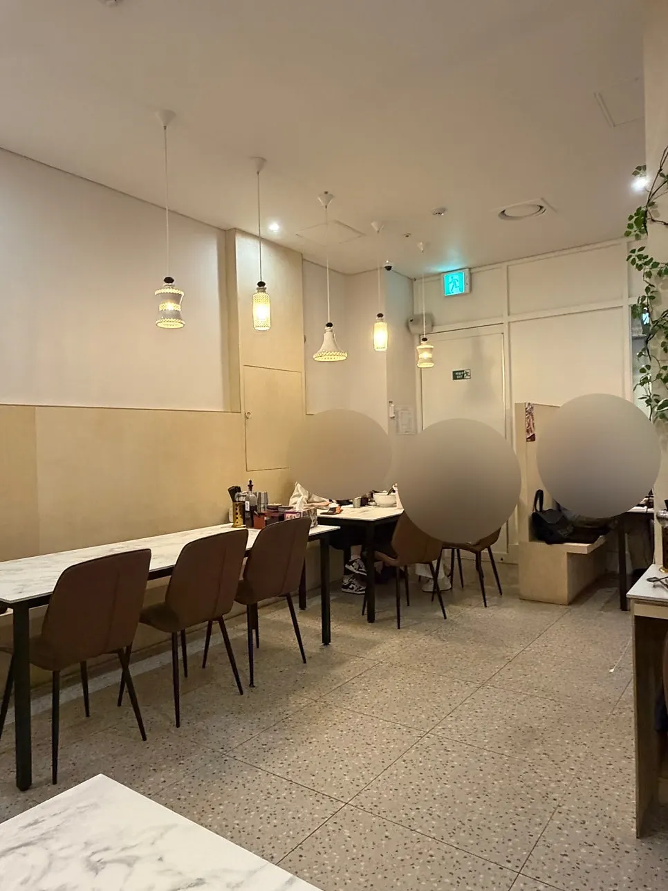 Spacious interior hall of Choe Uyeong Sushiya Jongno Branch