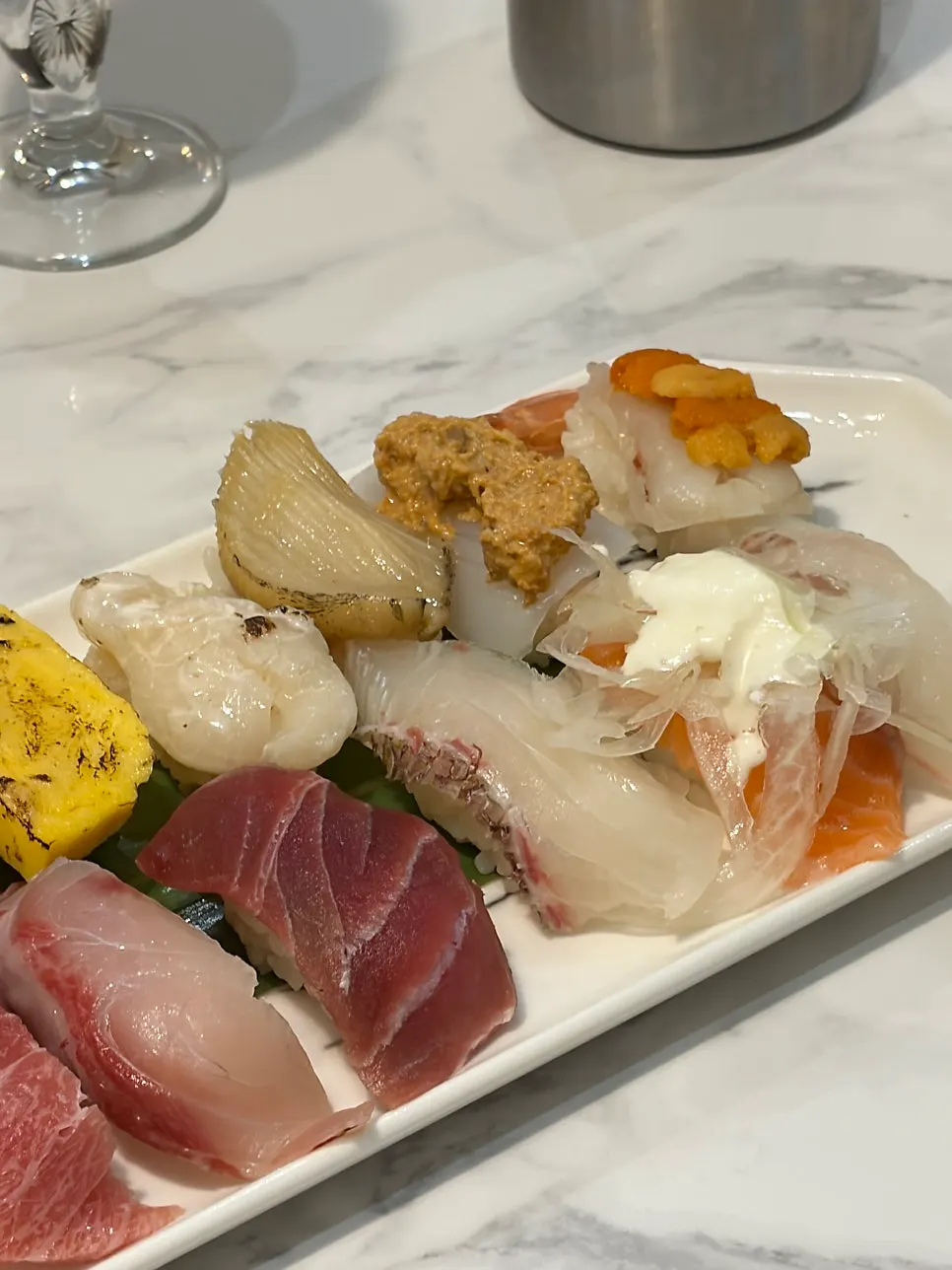 Plating of the 17-piece premium sushi set