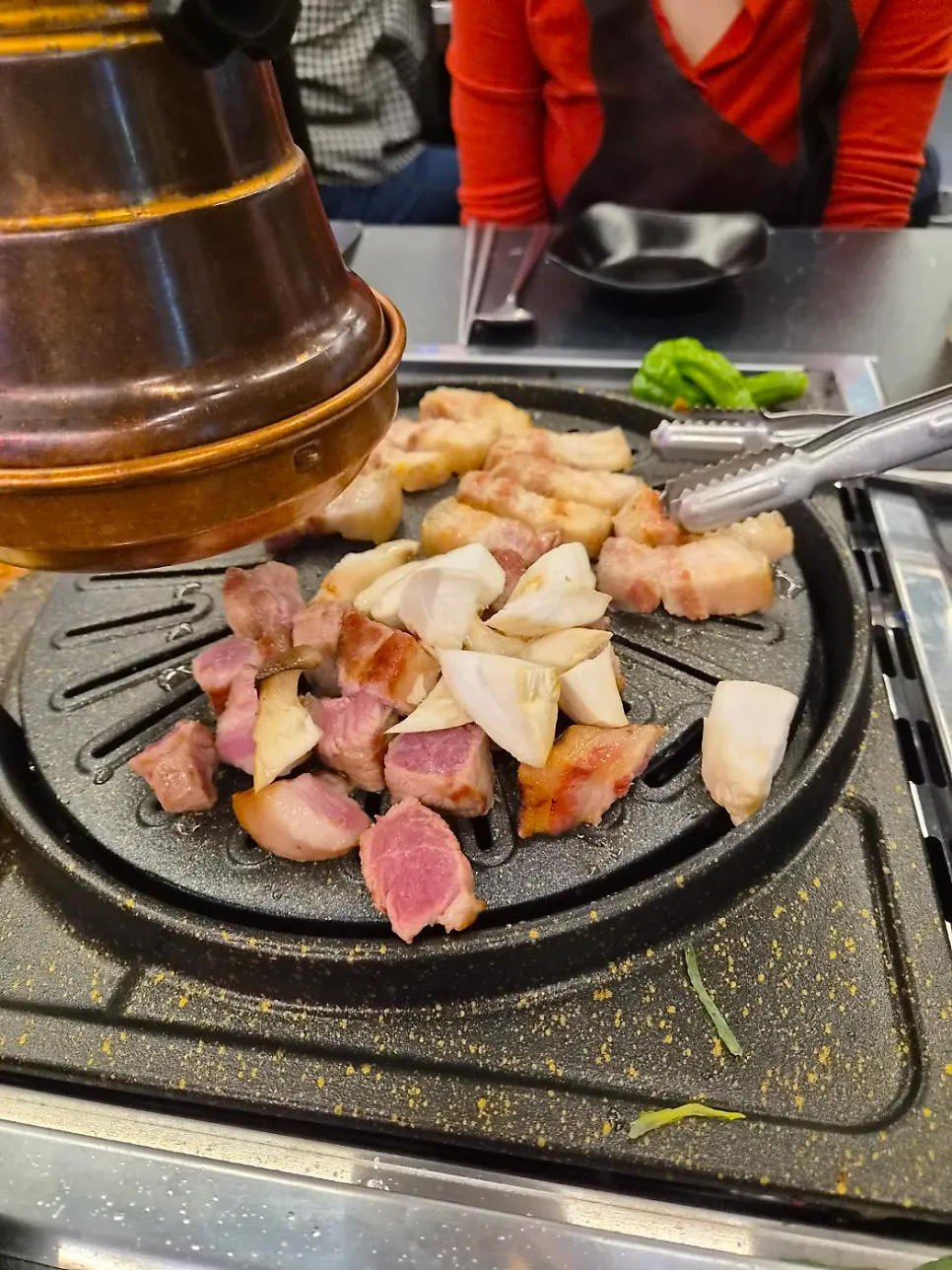 콩나물 김치와 고기 곁들임